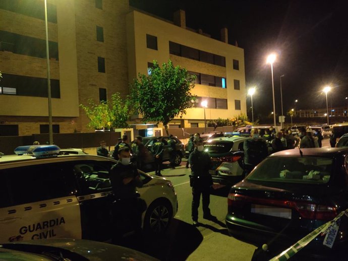 Agentes de la Guardia Civil en las inmediaciones del edificio donde han detenido a un hombre como presunto asesino de un niño de 9 años, a 28 de octubre de 2021, en Lardero, La Rioja, (España). 