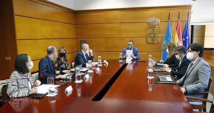 El presidente del Principado de Asturias, Adrián Barbón, preside la reunión del Consejo de Gobierno. Foto: Armando Álvarez.