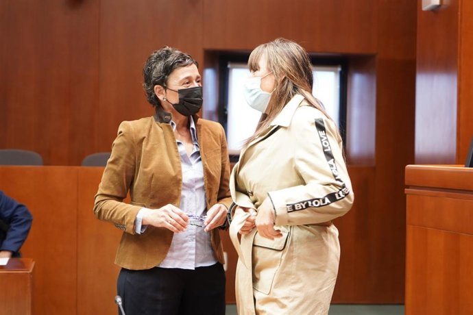 La consejera de Sanidad, Sira Repollés, y la diputada del PP Ana Marín.