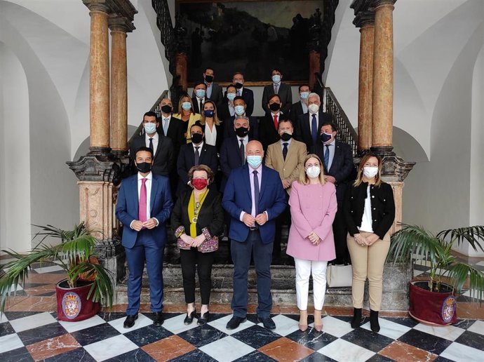 Antonio Ruiz (centro), en la foto de familia con responsables de diputaciones, universidades y empresas firmantes del acuerdo para poner en marcha el proyecto Smart Agro.