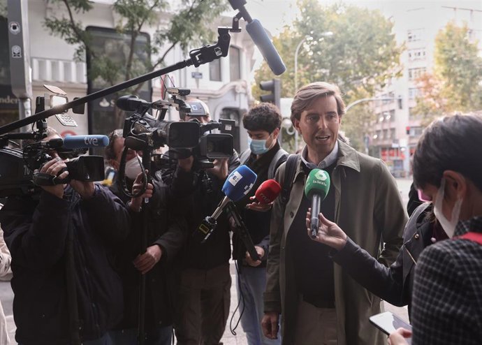 El vicesecretario de Comunicación del Partido Popular, Pablo Montesinos, responde a los medios a su llegada a una reunión del Comité de Dirección del PP, a 29 de octubre de 2021, en Madrid, (España).