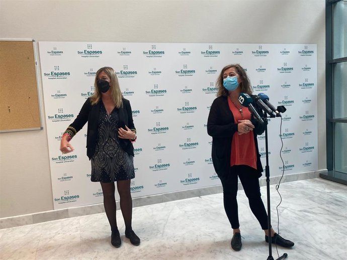 La presidenta del Govern, Francina Armengol, y la consellera de Salud y Consumo, Patricia Gómez.