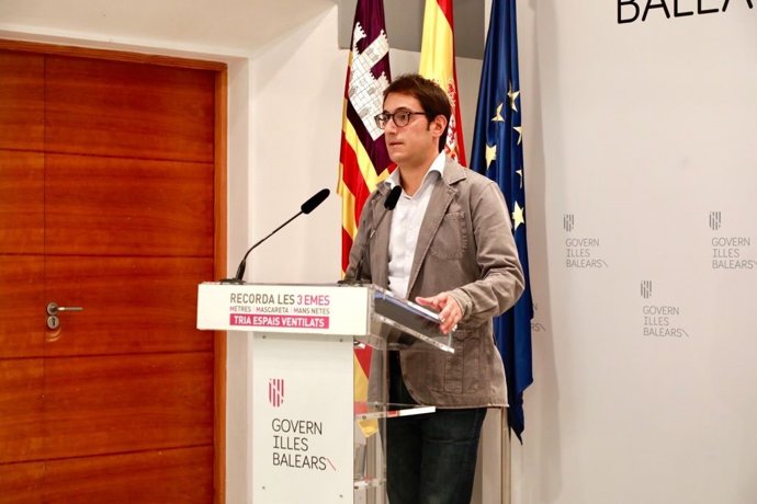 El portavoz del Govern y conseller de Modelo Económico, Turismo y Trabajo, Iago Negueruela, en una rueda de prensa.