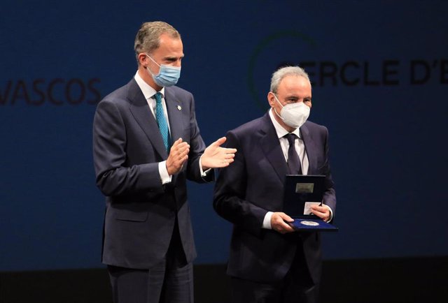 El rey Felipe VI junto al empresario Francisco Martínez Cosentino en Almería