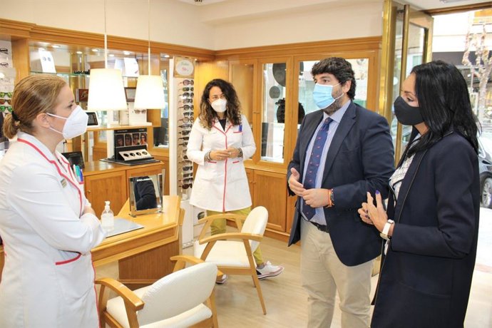 El presidente de la Comunidad, Fernando López Miras, visita varios comercios beneficiarios de estas ayudas, junto a la consejera de Empresa, Empleo, Universidades y Portavocía, Valle Miguélez