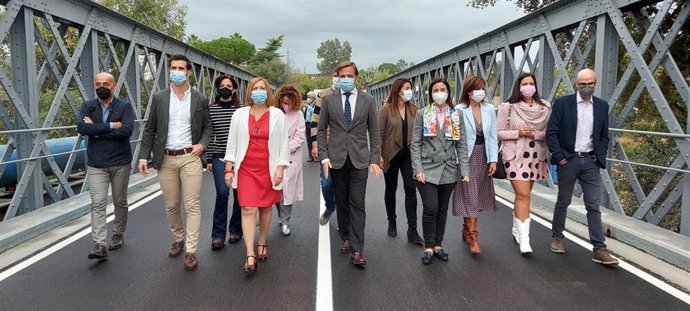 Repullo (centro), entre Caro de la Barrera y Casanueva, en la reapertura al tráfico del Puente de Hierro de Palma del Río.