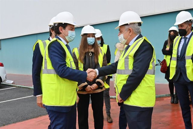 El presidente de la Junta de Castilla y León, Alfonso Fernández Mañueco, (i) en su visita a Tvitec.