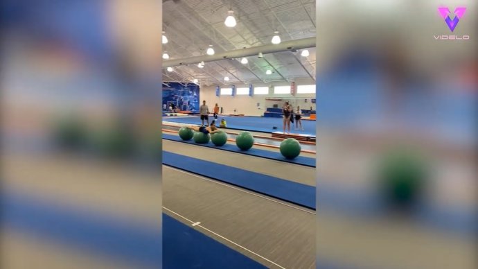 Gimnasta se supera a sí misma dando rienda suelta a una de sus pasiones de niña: hacer "surf" sobre una fila de balones