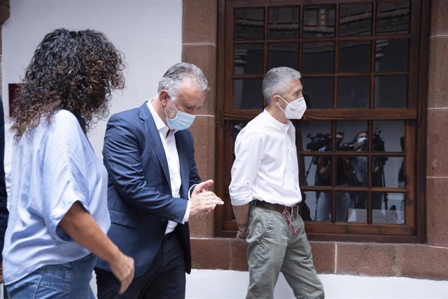 Archivo - El presidente de Canarias, Ángel Víctor Torres (centro), y el ministro del Interior, Fernando Grande-Marlaska (d), tras una reunión del Comité Director del Plan de Emergencias Volcánicas de Canarias (PEVOLCA), a 22 de septiembre de 2021, en Sant