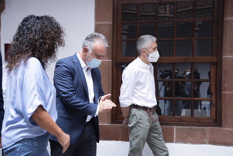 Archivo - El presidente de Canarias, Ángel Víctor Torres (centro), y el ministro del Interior, Fernando Grande-Marlaska (d), tras una reunión del Comité Director del Plan de Emergencias Volcánicas de Canarias (PEVOLCA), a 22 de septiembre de 2021, en Sa