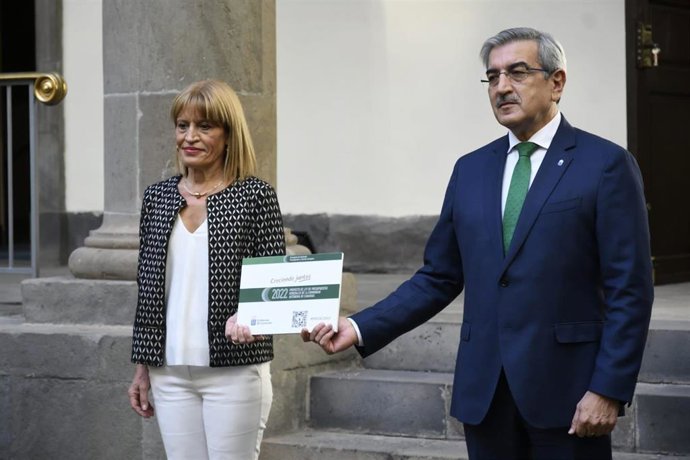 La vicepresidenta del Parlamento de Canarias, Esther González, recibe de manos del consejero de Hacienda, Román Rodríguez, el proyecto de ley de presupuestos de 2022