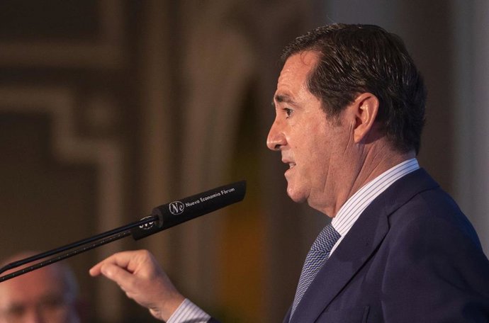 El presidente de la CEOE, Antonio Garamendi, interviene en un desayuno de Nueva Economía Forum, en el Hotel Mandarín Oriental, a 27 de octubre de 2021, en Madrid, (España).