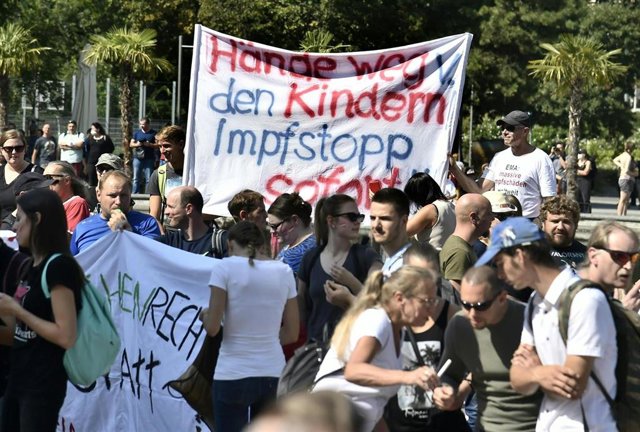 Archivo - Manifestación en Viena, la capital de Austria, contra las medidas para atajar la pandemia, como la vacunación obligatoria contra la COVID-19. 