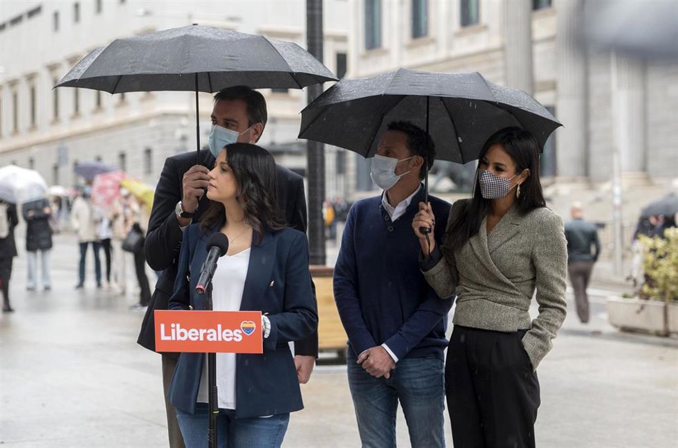 La presidenta de Ciudadanos, Inés Arrimadas, atiende a los medios de comunicación a las puertas del Congreso
