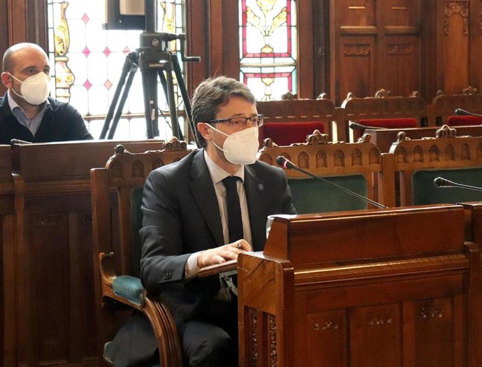 Archivo - El consejero de Industria, Empleo y Promoción Económica, Enrique Fernández, en sede parlamentaria.