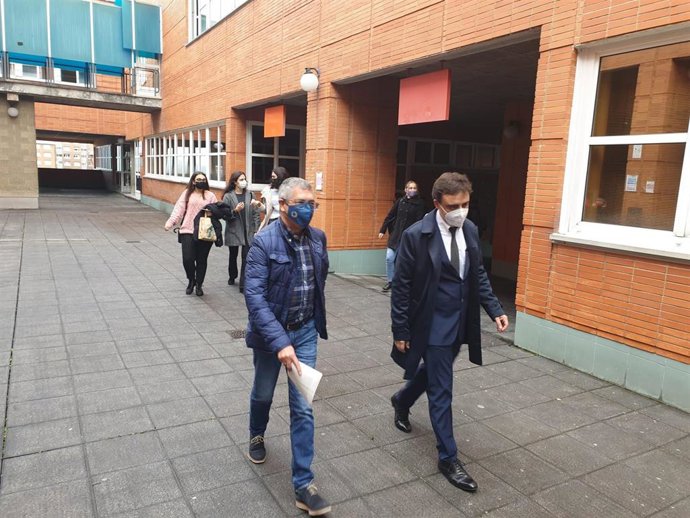 El secretario de Estado de Medio Ambiente, Hugo Morán (izda) antes de pronunciar la conferencia 'El cambio climático: reto para Asturias del siglo XXI' en el Aula Magna de la Facultad de Derecho de Oviedo.