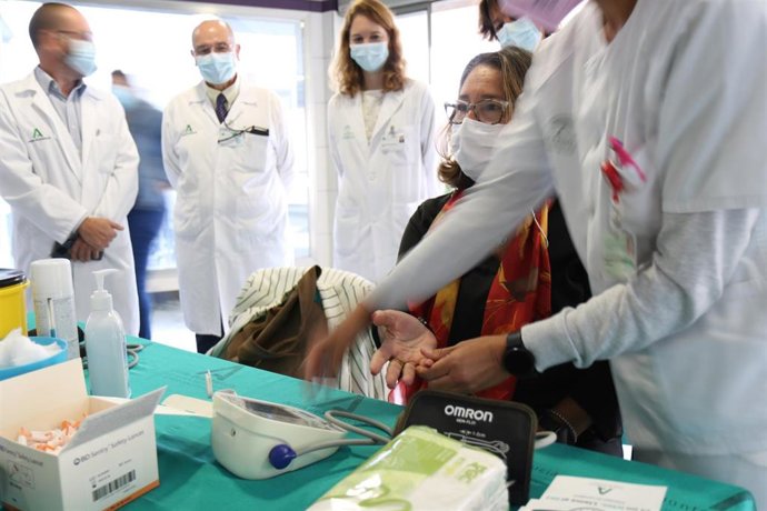Mesa informativa colocada en el Hospital de Rehabilitación y Traumatología del Virgen del Rocío con motivo del Día Mundial del Ictus.