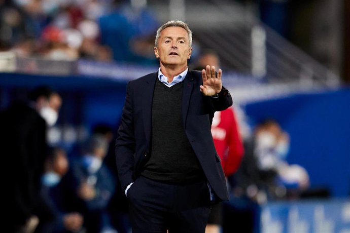 El entrenador del Elche, Fran Escribá, en el partido de LaLiga Santander contra el Deportivo Alavés.