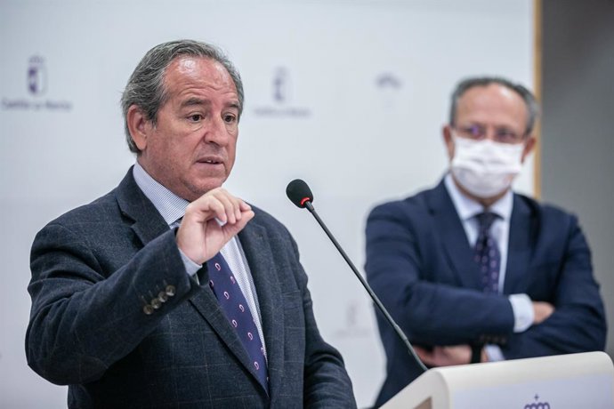 El presidente de Cecam, Ángel Nicolás, en rueda de prensa con el consejero de Hacienda y Administraciones Públicas, Juan Alfonso Ruiz Molina.