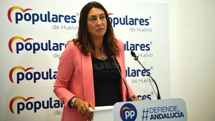 La secretaria general del PP-A, Loles López, en rueda de prensa en Huelva.
