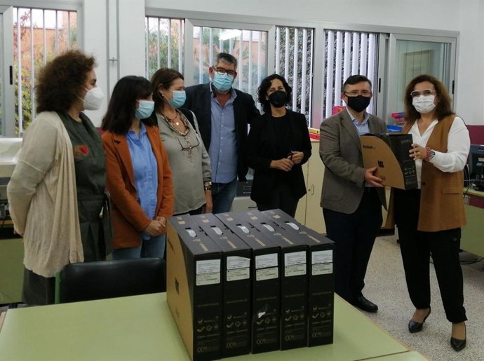 La delegada de Educación y Deporte de Sevilla, María José Eslava, reparte dispositivos informáticos a los Equipos de Orientación Educativa.