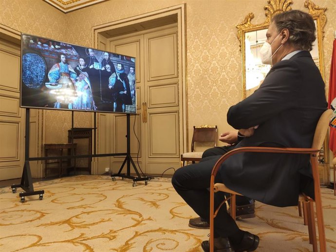 El alcalde de Salamanca, Carlos García Carbayo, ve el tráiler de la película 'España, la primera globalización'.