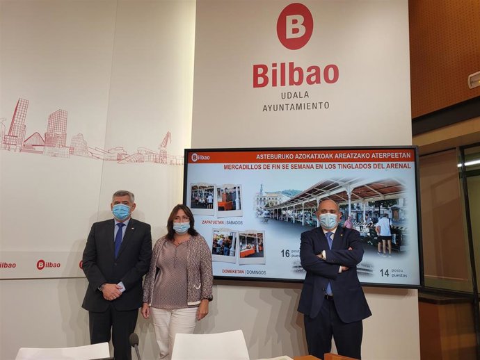 Imagen del concejal delegado de Servicios y Calidad de Vida, Kepa Odriozola y del director y la subdirectora de Espacio Público de Bilbao, Tomás del Hierro y Carmen San Emeterio.