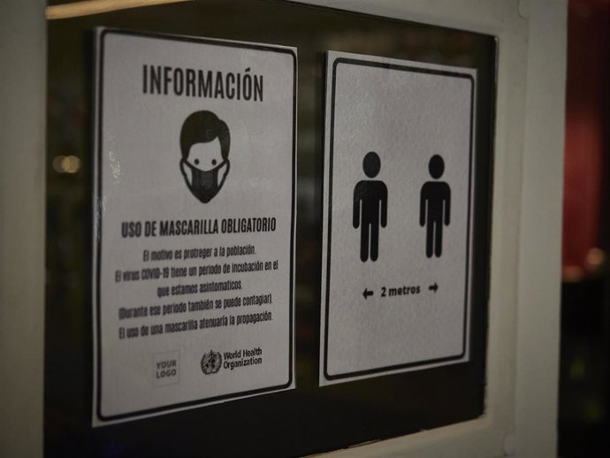 Archivo - Cartel de uso obligatorio de mascarilla.