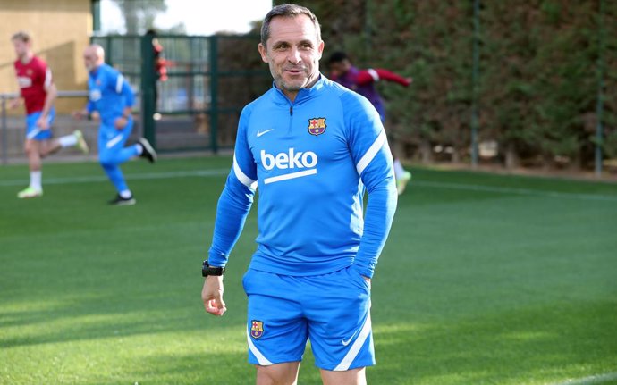 El entrenador interino del FC Barcelona Sergi Barjuan en su primer entrenamiento con el primer equipo blaugrana en la Ciutat Esportiva Joan Gamper
