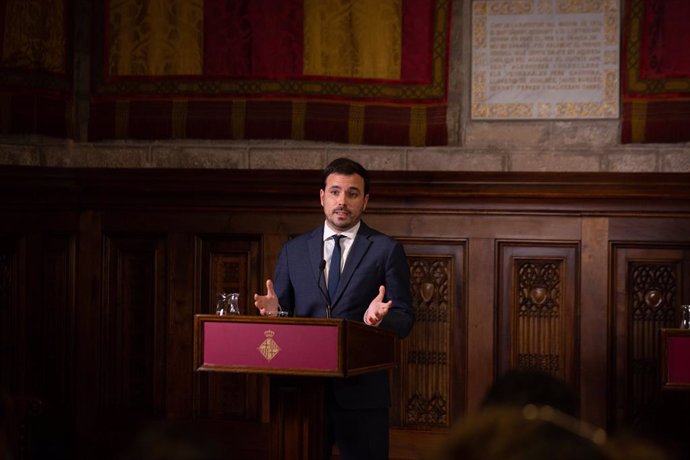 El ministro de Consumo, Alberto Garzón, en una rueda de prensa posterior a una reunión con la alcaldesa de Barcelona, en el Ayuntamiento de la ciudad, a 28 de octubre de 2021, en Barcelona, Catalunya (España). El ministro ha anunciado que un real decret