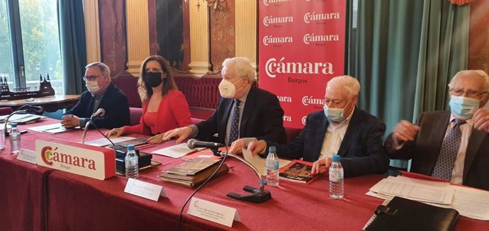 En el centro de la imagen la consejera de Empleo e Industria, Ana Carlota Amigo, y a su derecha el presidente de la Cámara de Burgos, Antonio Miguel Méndez Pozo.