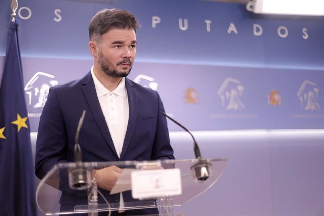 Archivo - El portavoz parlamentario de la ERC, Gabriel Rufián, ofrece una rueda de prensa en el Congreso 