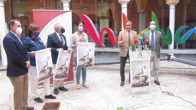 El delegado territorial de Turismo de la Junta de Andalucía en Córdoba, Ángel Pimentel, presenta el programa de la I Ruta de Los Lagares en Coche de Caballos de Montilla-Moriles.