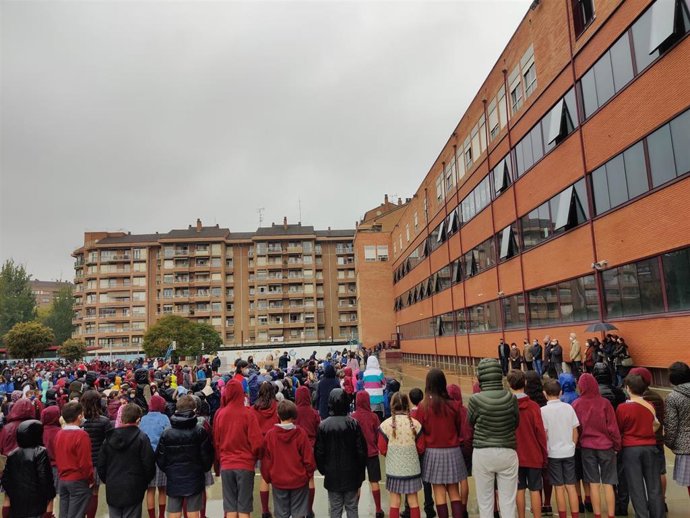 Minuto de silencio en el colegio Jesuitas de Logroño