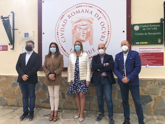 María Jesús Herencia con la alcaldesa de Ubrique.