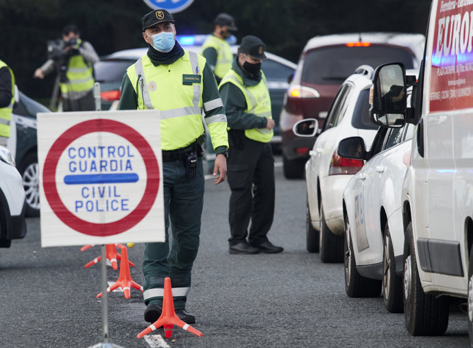 Agentes de la Guardia Civil durante un control