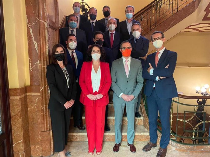 Reunión de la consejera de Igualdad, Políticas Sociales y Conciliación, Rocío Ruiz, con los responsables de entidades bancarias con presencia en Andalucía