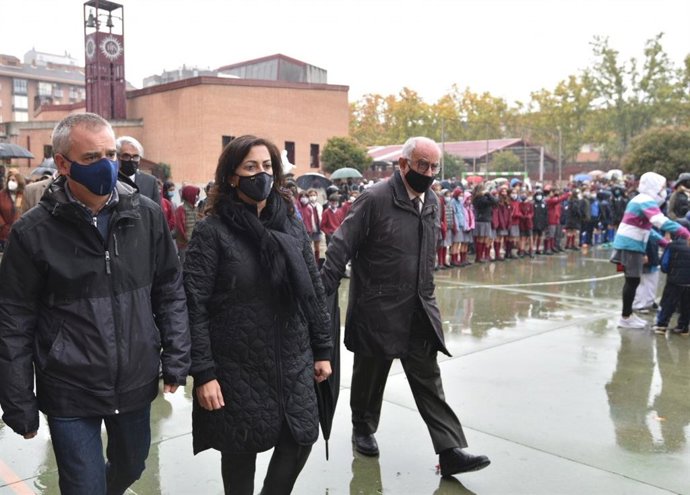 La presidenta del Gobierno de La Rioja, Concha Andreu, acude a la concentración de 'Jesuitas'