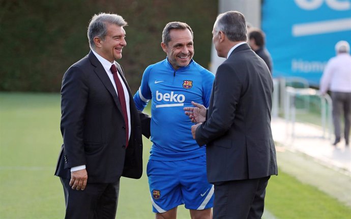 El presidente del FC Barcelona, Joan Laporta, el entrenador Sergi Barjuan y el vicepresidente deportivo, Rafa Yuste, en la Ciutat Esportiva Joan Gamper