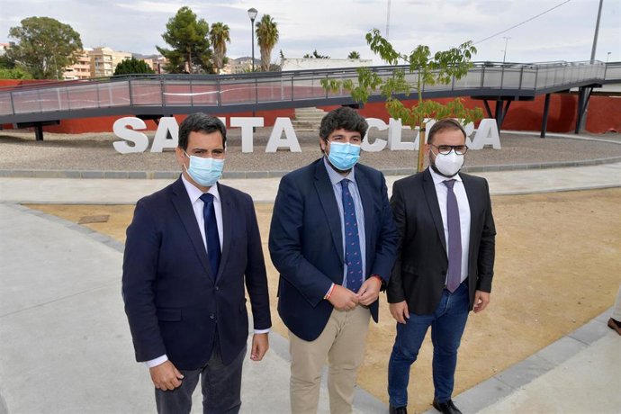 López Miras, en el centro, durante la inauguración de la regeneración urbana del barrio lorquino de Santa Clara