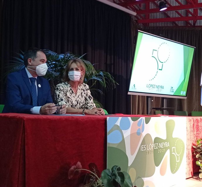 Vega y Troncoso en la inauguración de los actos conmemorativos del 50 aniversario del IES López Neyra.
