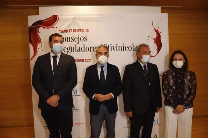 El consejero de la Presidencia, Administración Pública e Interior, Elías Bendodo (2i),en la foto de familia antes de participar en la Asamblea de la Conferencia Española de Consejos Reguladores Vitivinícolas a 29 de octubre 2021 en el Centre Pompidou, M