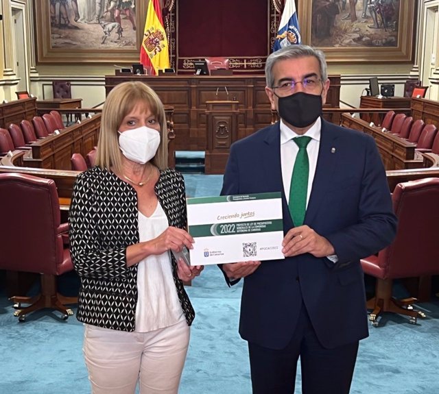 La vicepresidenta del Parlamento de Canarias, Esther González, recibe de manos del consejero de HAcienda, Román Rodríguez, el presupuesto de 2022