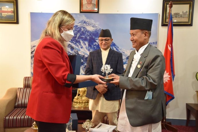 La presidenta de la Asamblea de Extremadura, Blanca Martín, en su visita a Nepal