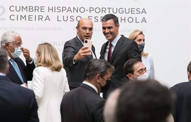 Portugal's Minister of State, Economy and Digital Transition, Pedro Cesa Vieira (1) and head of government, Pedro Sánchez (right), take a selfie at the 31st Spanish-Portuguese Summit, on October 28, 2021, in Trujillo, Caceres, Extremadura (E.