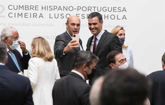 El ministro de Estado, Economía y Transición Digital de Portugal, Pedro Siza Vieira (i) y el presidente del Gobierno, Pedro Sánchez (d), se echan un selfie en la XXXI Cumbre Hispano-Portuguesa, a 28 de octubre de 2021, en Trujillo, Cáceres, Extremadura 