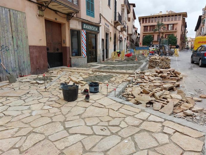 Obras de Cort en las calles Temple-Ramon Llull y Antoni Planas.