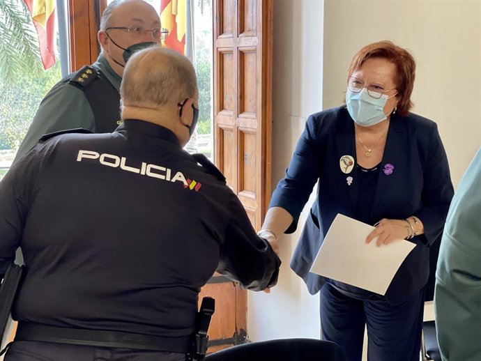 La delegada del Gobierno en la Comunitat valenciana, Gloria Calero, preside una reunión técnica de seguridad para evitar los desórdenes y altercados durante el puente de Todos los Santos y la celebración de Halloween.