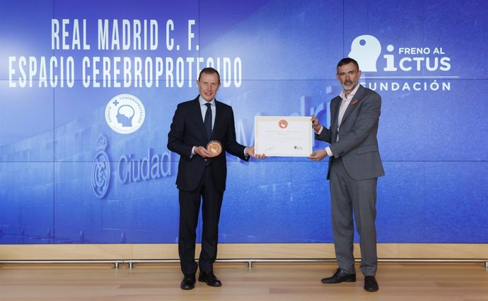 El director de Relaciones Institucionales del Real Madrid, Emilio Butragueño, y el presidente de la Fundación Freno al Ictus, Julio Agredano, durante la entrega de la certificación de 'Espacio Cerebroprotegido' al Real Madrid.