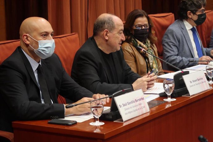 El director de Catalunya Rdio Saül Gordillo, el de TV3 Vicent Sanchis y la vicepresidenta de la CCMA Núria Llorach, en comparecencia en el Parlament